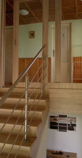 Obklad schodiště s prosklenými dveřmi